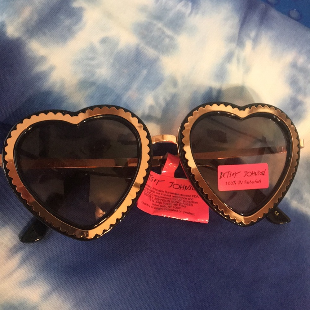 New**Betsey Johnson heart sunglasses